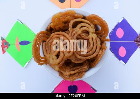 Beliebte süße Gericht Jalebi während indischen Kite-Festival von Uttarayan oder makar sankranti in gujarat gebraten. Dekoriert mit bunten Drachen. Sw Stockfoto