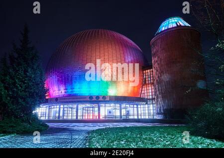 Berlin, Deutschland. Januar 2021. Regenbogenfarben beleuchten das Zeiss Grand Planetarium in Prenzlauer Berg. "Gesund bleiben und bis bald" steht auf dem Spruchband über dem Eingang. Quelle: Annette Riedl/dpa/Alamy Live News Stockfoto