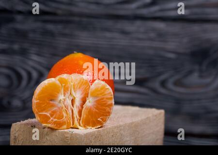 Mandarine ohne Schale. Liegt auf einem Holzblock. Nahaufnahme. Stockfoto