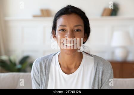 Porträt von lächelnd attraktive junge afroamerikanische multirassische Frau. Stockfoto