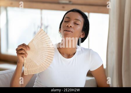 Glückliche Millennial gemischte Rasse biracial Dame Gefühl erfrischt. Stockfoto