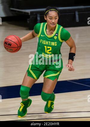 Berkeley, CA, USA, 10. Januar 2021. A. Oregon Ducks Wache Te-Hina Paopao (12) bringt den Ball auf Platz während der NCAA Frauen Basketball Spiel zwischen Oregon Ducks und den California Golden Bears 100-41 Sieg im Hass Pavilion Berkeley Calif. Thurman James/CSM/Alamy Live News Stockfoto