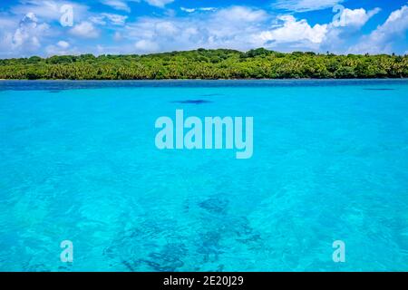 Ein idyllischer tropischer Blick auf die flache Lagune und die Insel Yap, Mikronesien. Stockfoto