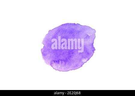 Lila Aquarell oder Tintenfleck mit verschwommenen Rändern des Aquarells Farbe auf weiß Stockfoto