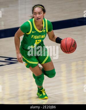 Berkeley, CA, USA, 10. Januar 2021. A. Oregon Ducks Wache Te-Hina Paopao (12) bringt den Ball auf Platz während der NCAA Frauen Basketball Spiel zwischen Oregon Ducks und den California Golden Bears 100-41 Sieg im Hass Pavilion Berkeley Calif. Thurman James/CSM/Alamy Live News Stockfoto