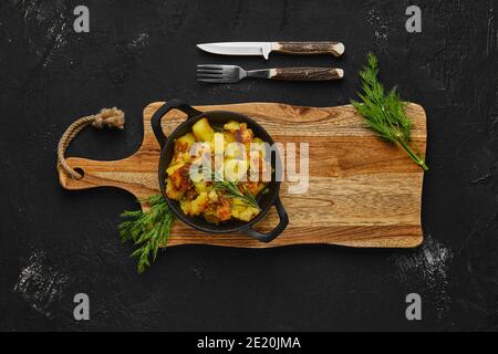 Draufsicht auf gegossene Irom Pfanne mit Kartoffel Keile gebacken Im Backofen Stockfoto