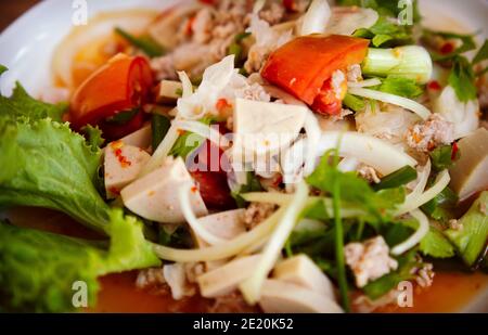 Würziger vietnamesischer Wurstsalat Thai Street Food Stockfoto