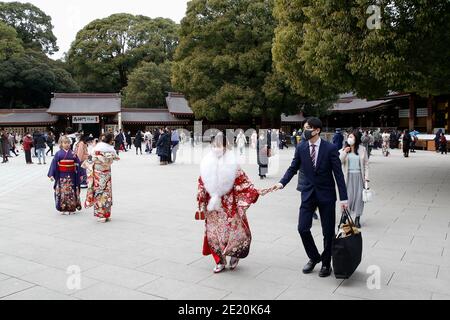 Tokio, Japan. Januar 2021. Japanische Mädchen, die in bunten Kimonos gekleidet sind, versammeln sich am Meiji-Schrein während des Coming of Age Day. Der Coming of Age Day (Seijin-no-Hi) ist ein Feiertag, um all jenen zu gratulieren und sie zu ermutigen, die in Japan Erwachsene geworden sind (20 Jahre alt). Die jährliche Feier findet am zweiten Montag im Januar statt, obwohl viele der normalerweise jubelnde Ereignisse wegen der Ängste vor dem Coronavirus abgesagt wurden. Quelle: Rodrigo Reyes Marin/ZUMA Wire/Alamy Live News Stockfoto