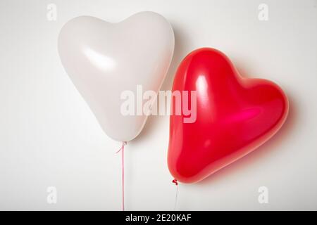 Rot und weiß Herz geformte Ballons isoliert auf weißem Hintergrund mit Schnüren, Valentinstag, Muttertag. Stockfoto