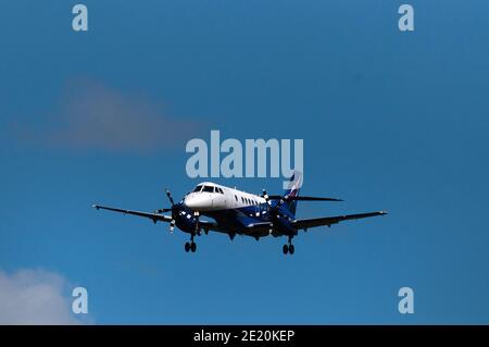 BAE Jetstream 41 Eastern Airways G-MAJZ landet bei Newcastle International Flughafen easyJet Stockfoto