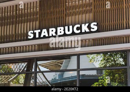 Samut Prakan, Thailand - 02. November 2020: Ein Starbucks Coffee Schild vor einem Starbucks Coffee Outlet in der Central Village Shopping Mall, Samut Prakan P Stockfoto