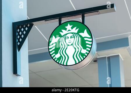 Samut Prakan, Thailand - 02. November 2020: Ein Starbucks Coffee Schild vor einem Starbucks Coffee Outlet in der Central Village Shopping Mall, Samut Prakan P Stockfoto