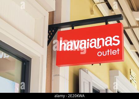 Samut Prakan, Thailand - 02. November 2020: Ein Havaianas Outlet in der Central Village Shopping Mall, ist die berühmte Flip-Flop-Marke aus Brasilien. Stockfoto