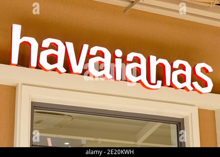 Samut Prakan, Thailand - 02. November 2020: Ein Havaianas Outlet in der Central Village Shopping Mall, ist die berühmte Flip-Flop-Marke aus Brasilien. Stockfoto