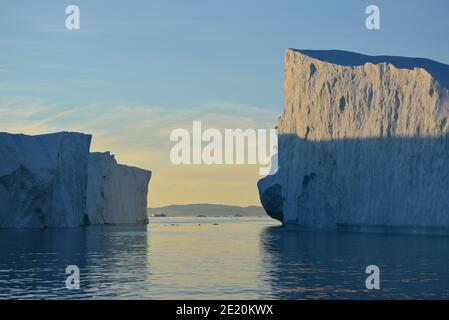 Schöne riesige Eisberge in der Disko Bay, Ilulissat eisfjord in der Mitternachtssonne im Juli, UNESCO-Welterbe durch den Klimawandel betroffen Stockfoto