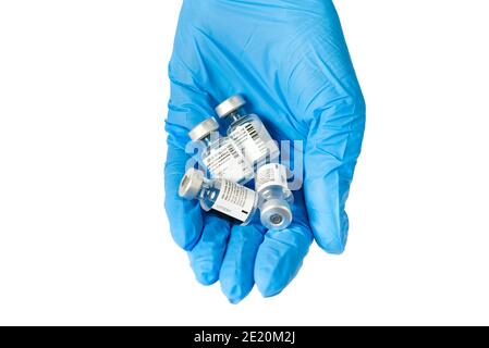 Der Arzt hält in den Händen kleine Ampullen des Covid-19-Impfstoffs Stockfoto