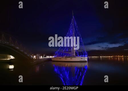 Volos, Griechenland, dekoriert für die Weihnachtsfeiertage. Absolut touristisches Ziel, Park, Spaziergang, Meer, Landschaft, Sommer, am Meer. Stockfoto