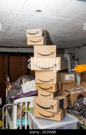 Paris, Frankreich - 4. Jan 2020: Mehrere Pakete von Amazon Online-Internet-Händler in einem Turm in einer großen Garage mit mehreren chaotischen Kartons angeordnet Stockfoto