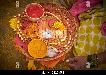 Bhandara das Kurkuma oder haldi Duschen Festival von jejuri Maharashtra, Indien. Stockfoto