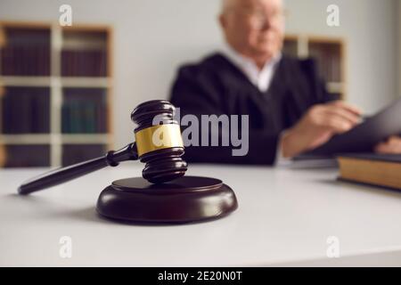 Nahaufnahme von hölzernen Gavel auf Schallblock auf Richter gelegt Tisch während der Gerichtsverhandlung Stockfoto