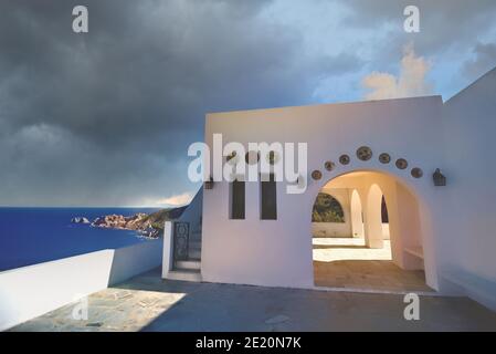 Traditionelle weiße Inselkirche auf der Insel Skiathos in Griechenland. St. Alexander. Stockfoto