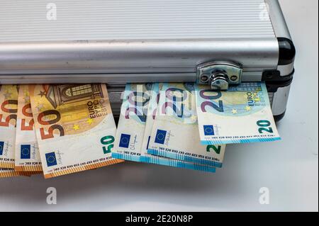 50 und 20 Euro Banknoten auf Aluminium Aktentasche auf weiß Hintergrund Stockfoto