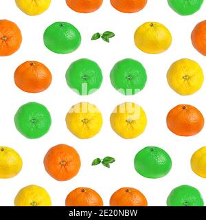 Farbenprächtiges, nahtloses Muster aus frischen grünen, gelben, orangen Mandarinen mit grünen Blättern. Zitrusfrüchte auf weißem Hintergrund. Stockfoto