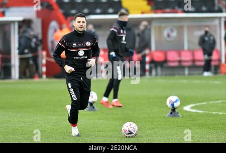 TV-Moderator und ehemaliger der einzige Weg ist Essex-Star Mark Wright wärmt sich während des Emirates FA Cup-Spiels in der dritten Runde zwischen Crawley Town und Leeds United im People's Pension Stadium , Crawley , Großbritannien - 10. Januar 2021 Photo Simon Dack/Telephoto Images. - Nur redaktionelle Verwendung. Kein Merchandising. Für Fußballbilder gelten Einschränkungen für FA und Premier League. Keine Nutzung von Internet/Mobilgeräten ohne FAPL-Lizenz. Weitere Informationen erhalten Sie von Football Dataco Stockfoto