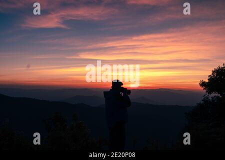 Dämmerungslicht mit EINEM Fotografen, der ein Bild nach dem aufnimmt Sonnenuntergang Stockfoto
