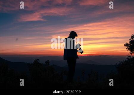 Dämmerungslicht mit EINEM Fotografen, der ein Bild nach dem aufnimmt Sonnenuntergang Stockfoto