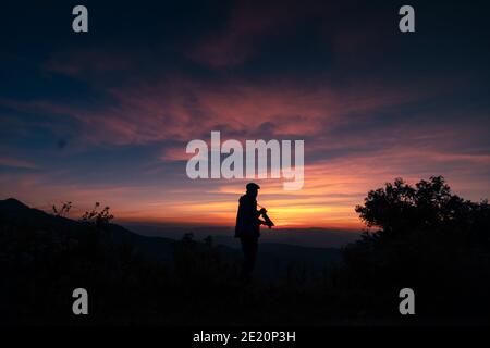 Dämmerungslicht mit EINEM Fotografen, der ein Bild nach dem aufnimmt Sonnenuntergang Stockfoto