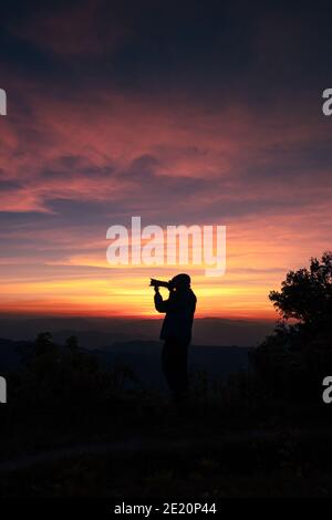 Dämmerungslicht mit EINEM Fotografen, der ein Bild nach dem aufnimmt Sonnenuntergang Stockfoto