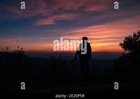 Dämmerungslicht mit EINEM Fotografen, der ein Bild nach dem aufnimmt Sonnenuntergang Stockfoto