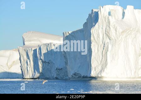 Riesige Eisberge in der Disko Bay, Ilulissat eisfjord in der Mitternachtssonne im Juli, UNESCO-Welterbe durch den Klimawandel beeinflusst Stockfoto