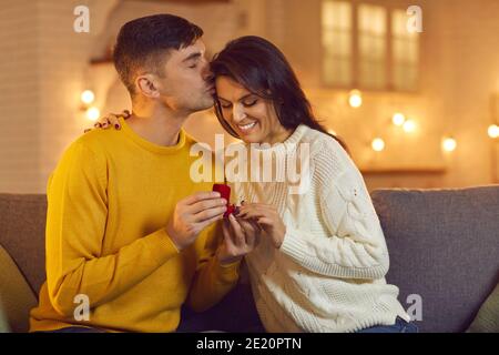 Junge lächelnde Frau bekommt Vorschlag mit Ring von ihrem Freund Während des Valentinstag Feier Stockfoto