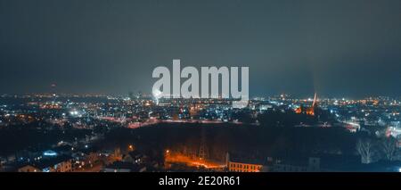 Aidok aus der Luft auf das nächtliche Panorama der Stadt Stockfoto