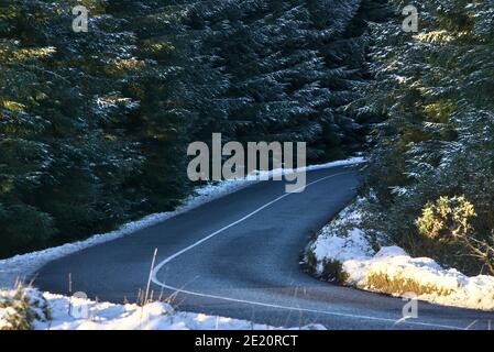 Schöne und perfekte Asphaltstraße im Winterwald am Dublin Panoramic View Point, Killakee, Co. Dublin, Irland. Gefrorene Fichten Stockfoto