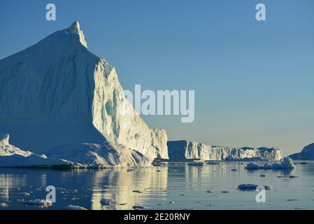 Riesige Eisberge in der Disko Bay, Ilulissat eisfjord in der Mitternachtssonne im Juli, UNESCO-Welterbe durch den Klimawandel beeinflusst Stockfoto