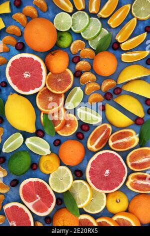 Große Sammlung von High Fiber Zitrusfrüchte mit Preiselbeeren, Orangen, Zitronen, Limetten & Grapefruit reich an Antioxidantien, Anthocyane, & Vitamine. Stockfoto