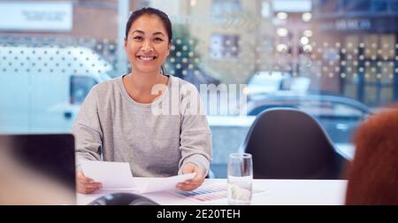 Porträt Einer Lächelnden Asiatischen Geschäftsfrau, Die Im Büro Am Tisch Sitzt Tagungsraum Stockfoto