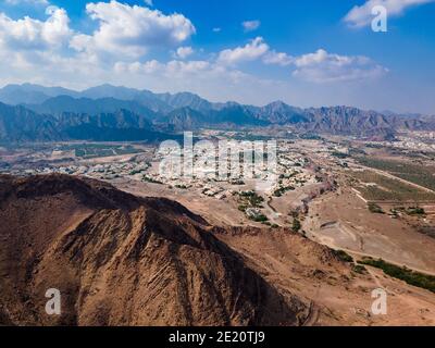 Hatta Stadt Luftbild Stadtbild umgeben von Hajar Berge in Hatta Enklave von Dubai in den Vereinigten Arabischen Emiraten Luftaufnahme Stockfoto