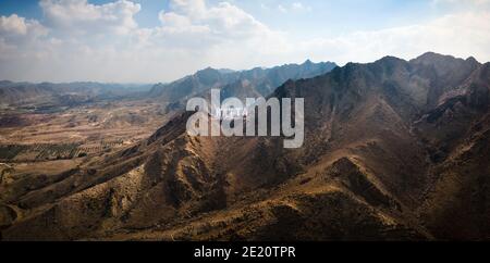 Hatta Stadt einladendes Schild mit großen Buchstaben geschrieben in Hajar Berge in Hatta Enklave von Dubai in der Vereinigten Luftaufnahme der Arabischen Emirate Stockfoto