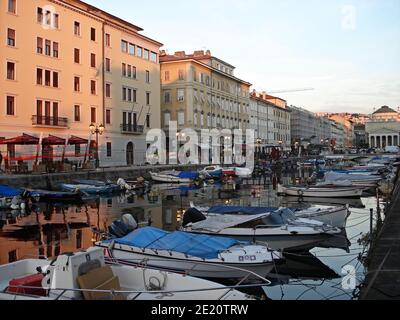Canale Grande, Canale Grande, mit Booten und historischen Gebäuden. Triest. Italien Stockfoto