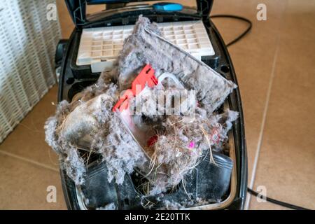 Explodierter staubbeutel des staubsaugers, der viel Schmutz erzeugt. Stockfoto