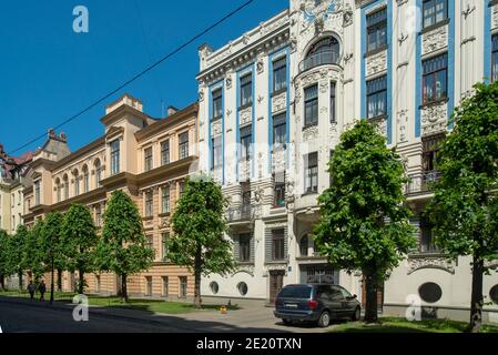 Riga, Lettland - 06.04.2018: Jugendstilgebäude in der Alberta Straße in Riga. Jugendstil-Architektur ist einer der Ansprüche Rigas auf Ruhm. Stockfoto