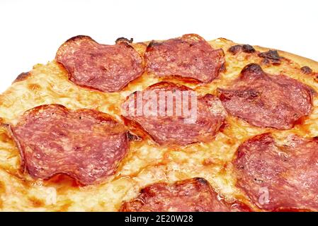 Italienische Salami Pizza isoliert auf weißem Hintergrund Stockfoto