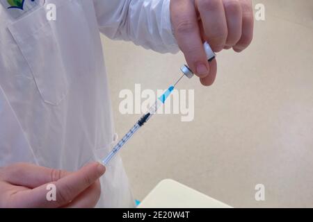 Ein israelischer Arzt füllt eine Spritze mit einem Dosis aus einer Ampulle des Pfizer-BioNTech COVID-19 Impfstoffs bei Ein Impfzentrum der Leumit Health Services in Jerusalem AS Das Land impft weiterhin seine Bevölkerung Stockfoto
