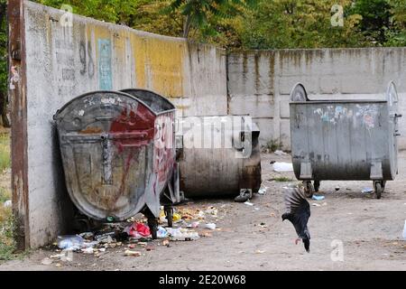 KRYVYI RIH, UKRAINE - SEPTEMBER 2020. Müll in überladenen Mülltonnen in einer Stadt Stockfoto