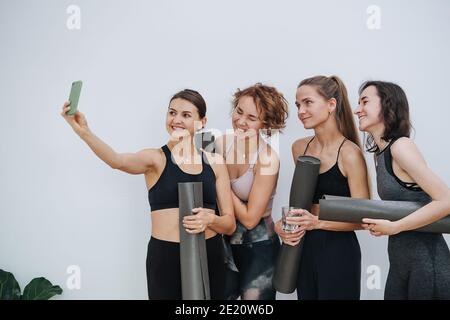 Gute Zeit haben. Frauen Geselligkeit im Yoga-Club, Selfie zu nehmen Stockfoto