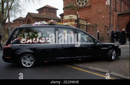 Das Herz, das den Körper von Dame Barbara Windsor trägt, kommt am Golders Green Crematorium mit dem Wort 'Saucy' auf der Seite des Sarges an. Stockfoto